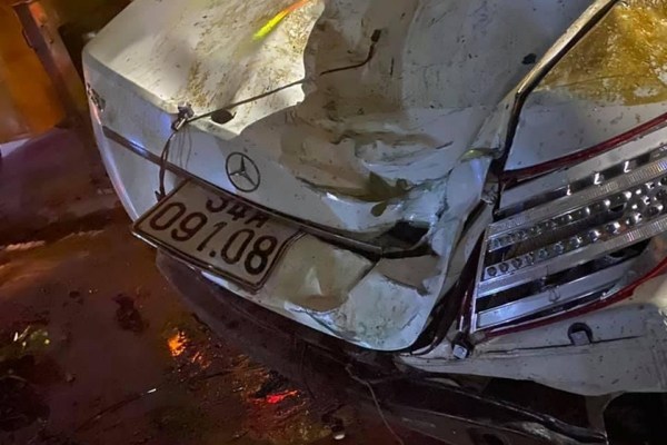 Xe Mercedes mất lái đâm vào cầu rồi bay xuống kênh, tài xế tử vong