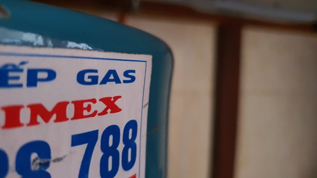 Gas dùng hơn 1 tháng đã hết, dân mạng rỉ tai nhau trong bình độn nước, cát