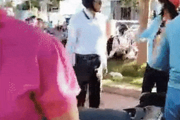 Đá vào mặt phụ nữ trước cổng trường, gã đàn ông bị phạt gần 3 triệu