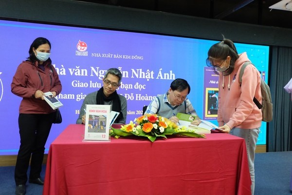 Nguyễn Nhật Ánh ký tặng sách nhân 25 năm Kính vạn hoa
