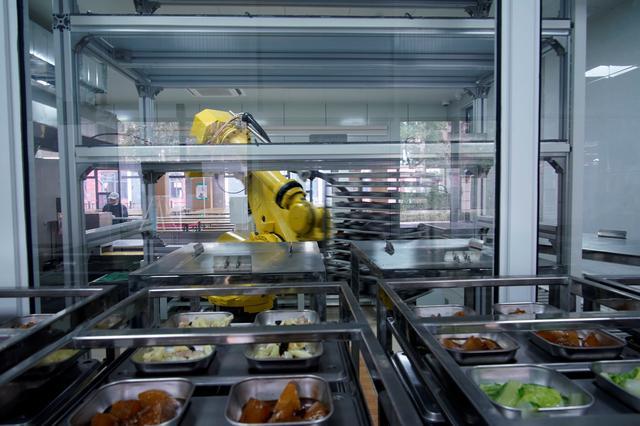 Robot cao 3m chuẩn bị bữa trưa cho học sinh