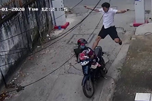 Trộm ăn cú đạp trời giáng khi vừa lên xe máy định tẩu thoát