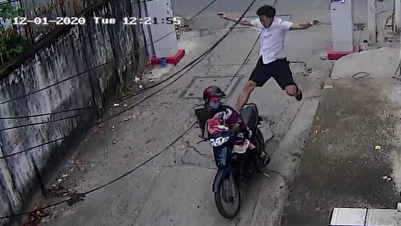 Trộm ăn cú đạp trời giáng khi vừa lên xe máy định tẩu thoát