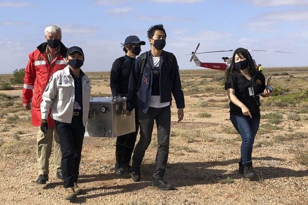 Tàu vũ trụ Nhật chở vật thể ngoài hành tinh hạ cánh an toàn