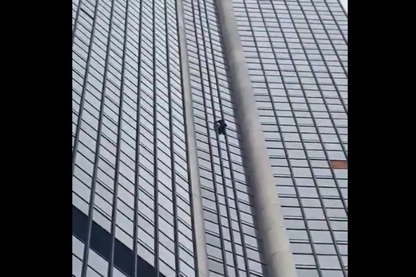 Xem vận động viên tay không trèo lên tòa nhà cao 210m