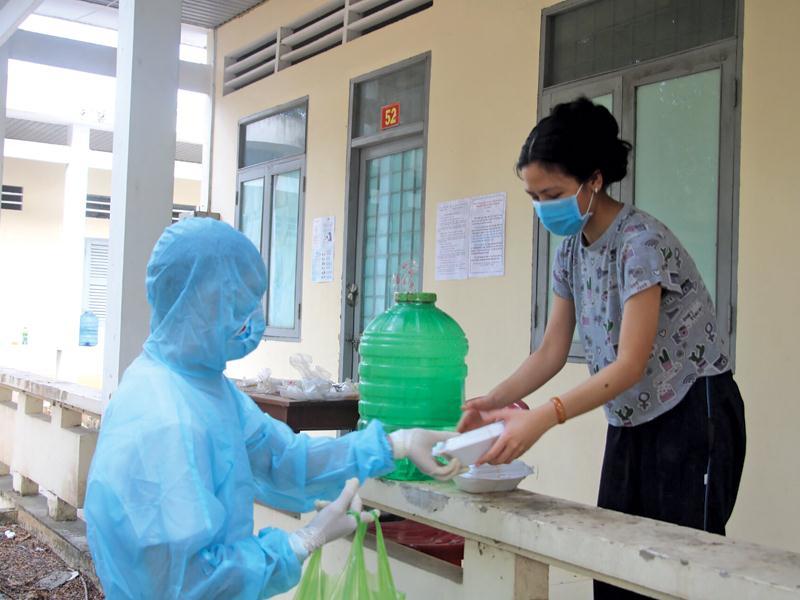 Đồng Tháp: Nhân viên y tế xuyên đêm phòng, chống Covid-19