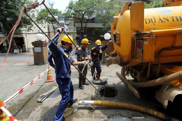 A day of sanitation workers: Staying in sewer to keep Hanoi clean