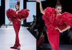 Võ Hoàng Yến gây thích thú khi catwalk tựa vũ công đang nhảy múa