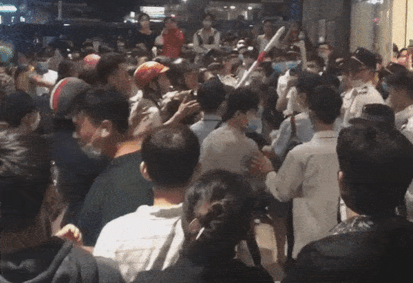 Ẩu đả đông người tại Aeon Mall Tân Phú, cảnh sát nổ súng trấn áp
