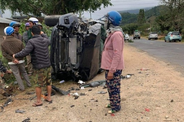 Liên tiếp xe máy đấu đầu xe ô tô, 3 thanh niên tử vong