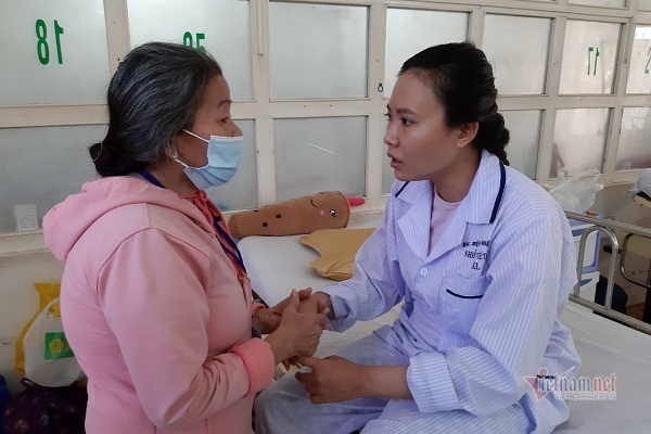 Mẹ già mếu máo xin cứu con gái hiếm muộn bị bệnh viêm não hiếm gặp