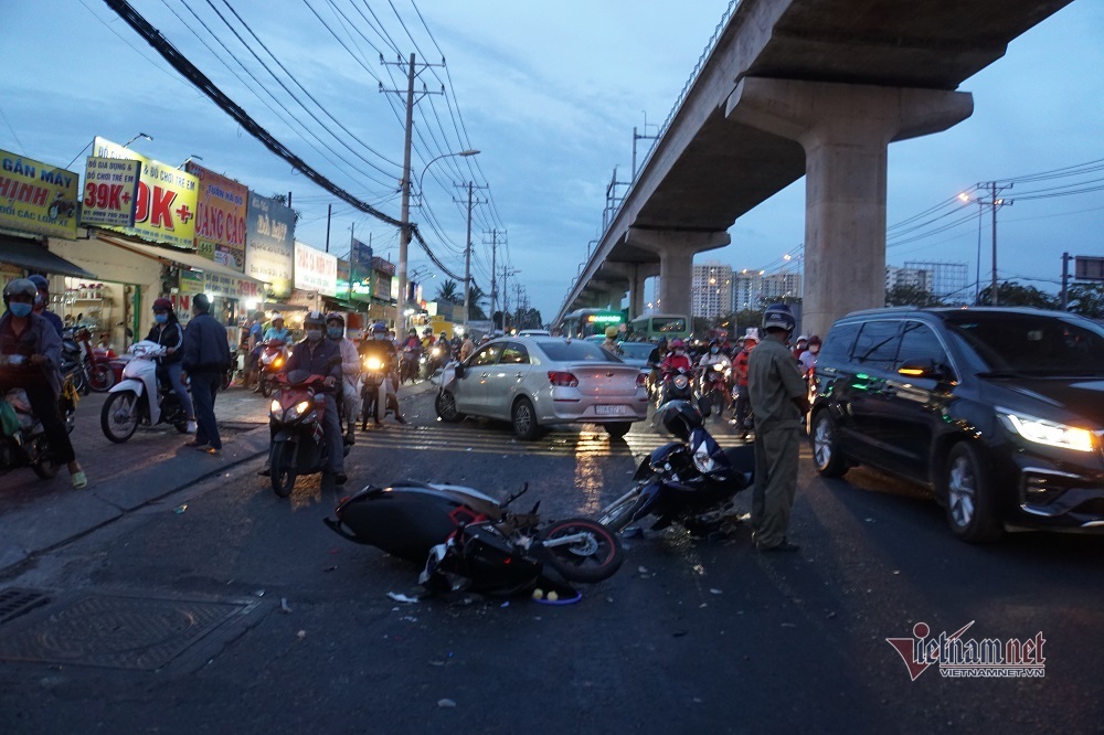 Ô tô đâm nát nhiều xe máy giữa ngã tư Sài Gòn, ba người bị thương