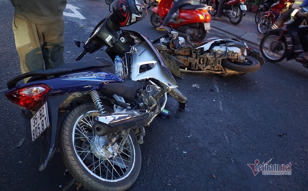 Ô tô đâm nát nhiều xe máy giữa ngã tư Sài Gòn, ba người bị thương ...