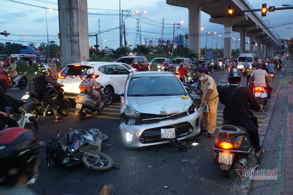Ô tô đâm nát nhiều xe máy giữa ngã tư Sài Gòn, ba người bị thương