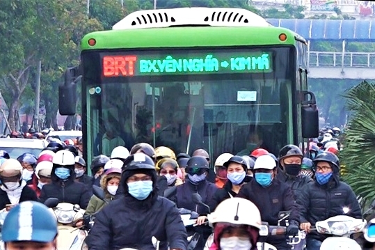 Ô tô xe máy mặc sức 'khóa' buýt nhanh BRT trong làn dành riêng