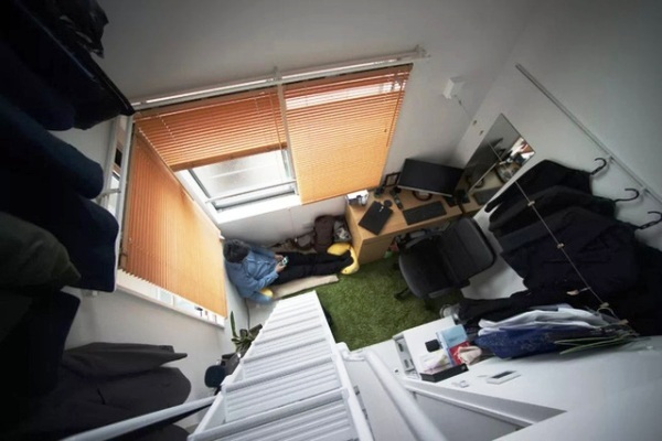 Thanh niên Nhật xoay xở để sống trong căn phòng tí hon
