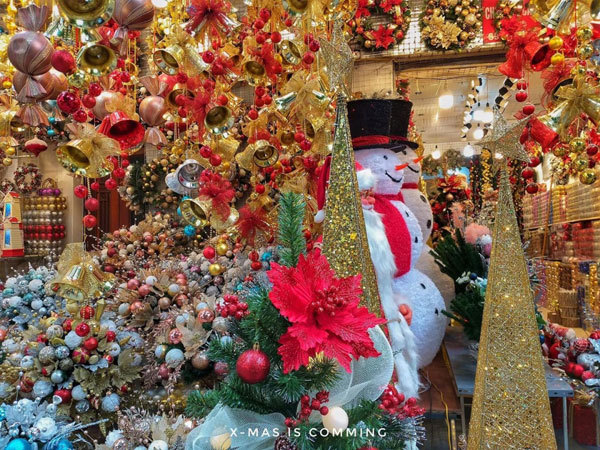 Hanoi street sees upturn in Xmas buildup