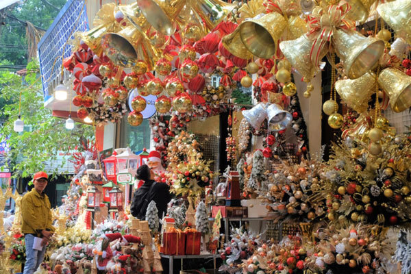 Hanoi street sees upturn in Xmas buildup