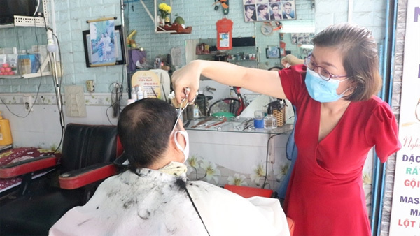 One-arm hairdresser follows dream job, raises two kids by herself