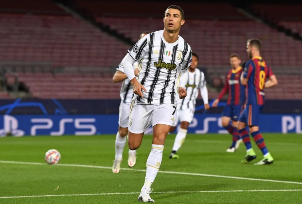 Ronaldo lập cú đúp, Juventus vùi dập Barcelona