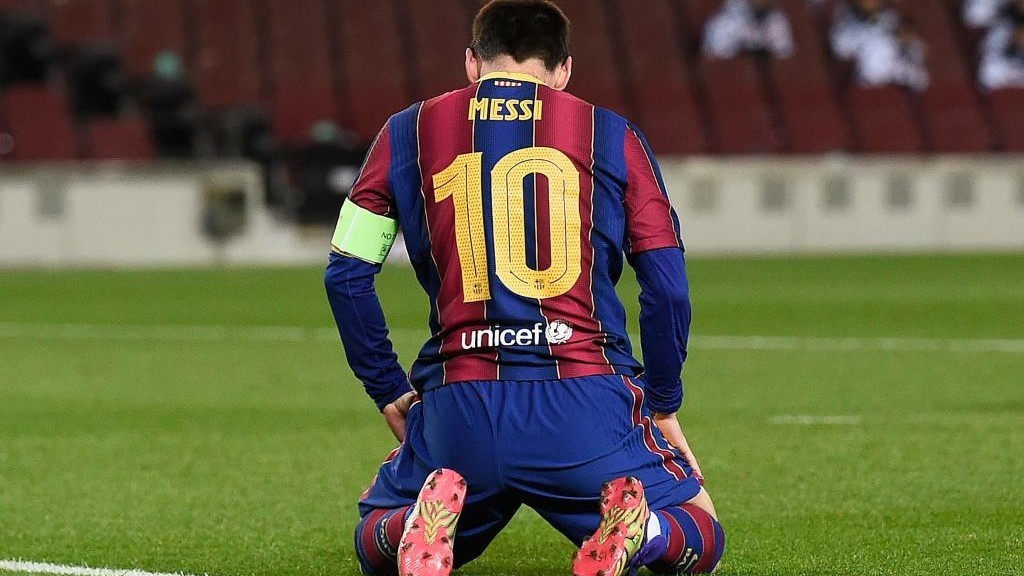Ronaldo ‘nổ tung’ Nou Camp, xát muối vào Messi và Barca