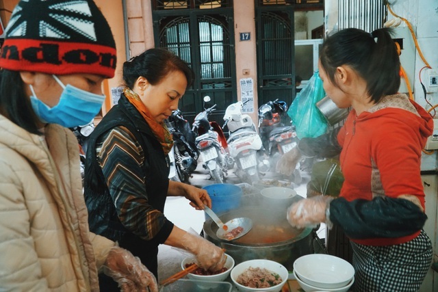 Lạ lùng quán bún 'nhà giàu thời bao cấp', ngày bán 600 bát ở Hà Nội