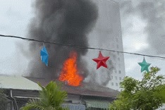 Cháy nhà giữa trung tâm Sài Gòn, hai người mắc kẹt gào cứu