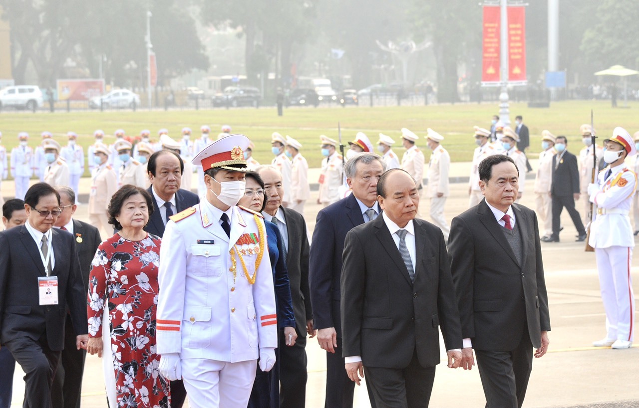 Thủ tướng cùng hơn 2.000 đại biểu thi đua yêu nước vào lăng viếng Bác