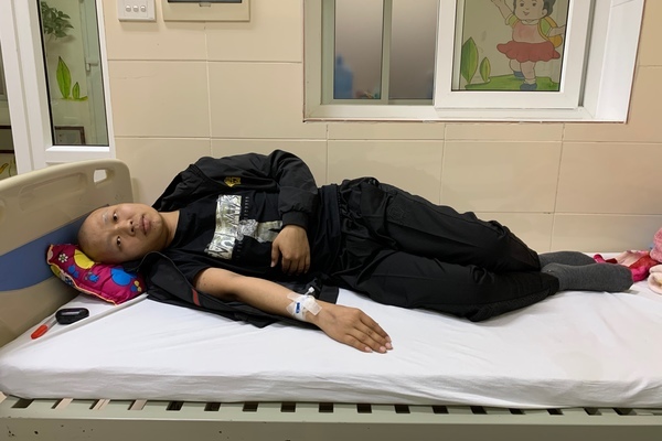 Chàng trai quá đau đớn vì ung thư, cả gia đình chìm trong bệnh tật