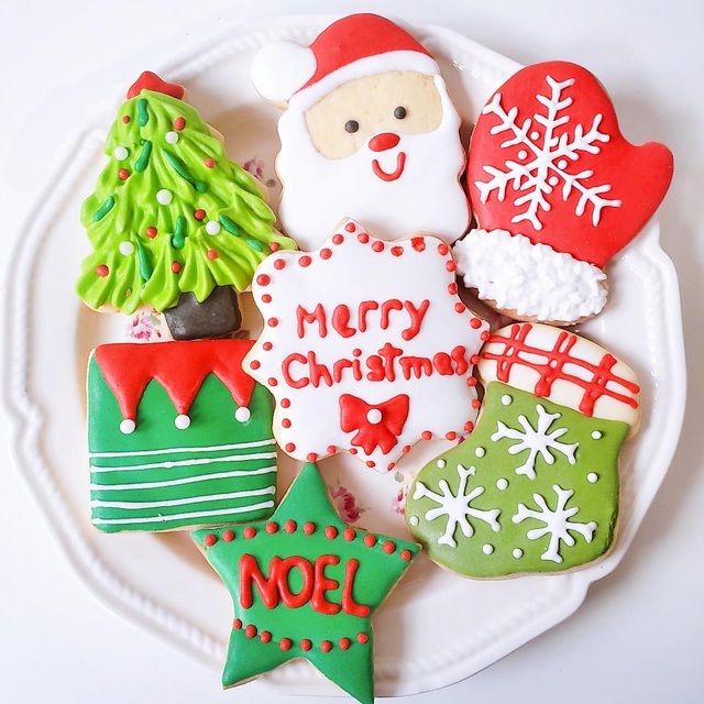 Bánh Noel là món tráng miệng ưa thích của nhiều người trong mùa lễ hội Giáng Sinh. Bánh có hương vị thơm ngon đặc trưng và hình dáng độc đáo sẽ khiến bạn cảm thấy hào hứng và phấn khích. Hãy xem hình ảnh liên quan đến bánh để cảm nhận sự ấn tượng của chiếc bánh Noel này nhé!