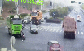 Mũ bảo hiểm cứu mạng 2 người đi xe máy bị xe tải cán