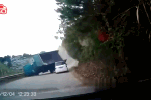 Ô tô bị xe tải đè, tài xế may mắn thoát chết