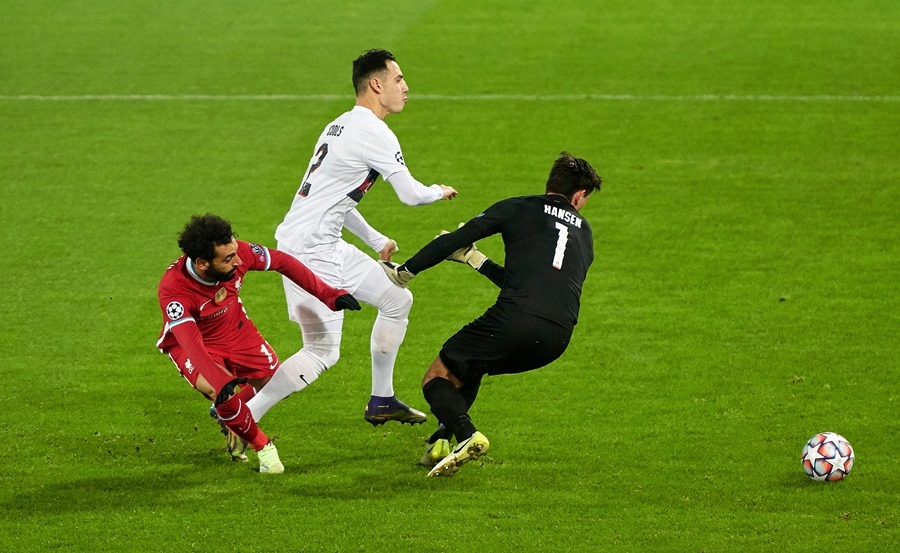 Salah lập công, Liverpool đánh rơi chiến thắng