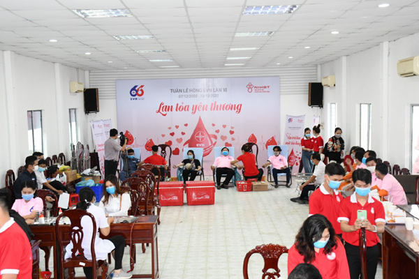 Hơn 2.000 người lao động Điện lực miền Nam hiến máu tình nguyện