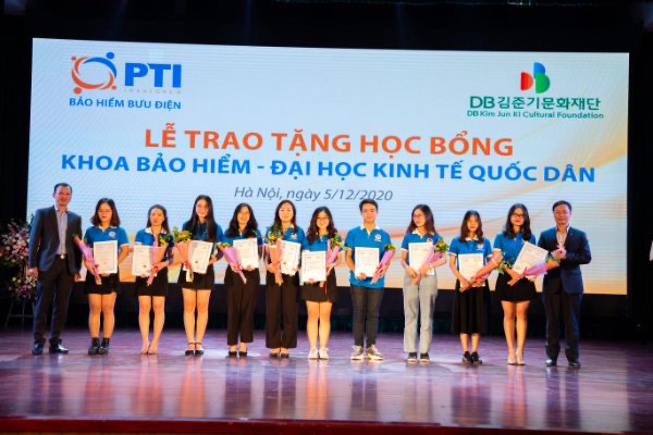 PTI trao 20 suất học bổng cho sinh viên ĐH Kinh tế Quốc dân