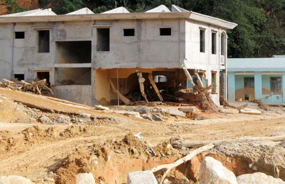 Quảng Nam khẩn cấp di dời dân ra khỏi vùng sạt lở ở 2 xã bị cô lập