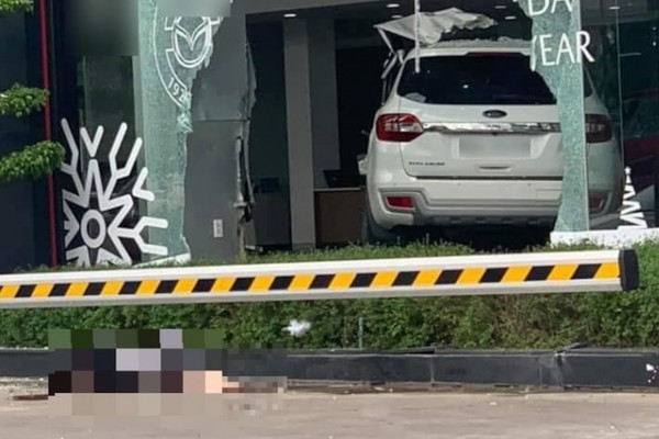 Ô tô lao thẳng vào showroom ở Phú Thọ khiến một người tử vong