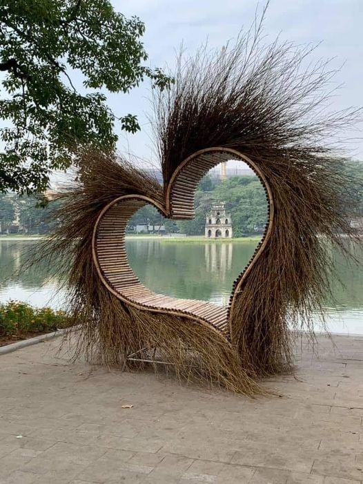 The heart built in Sword Lake made the artists' reaction