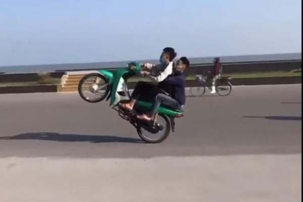 Công an triệu tập nhóm thanh niên Thanh Hóa đua xe, bốc đầu