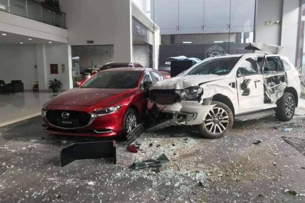 Nữ tài xế tông chết người, vỡ showroom ô tô: Xử sao người 