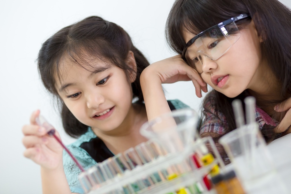 Những thí nghiệm đơn giản tại nhà giúp trẻ yêu khoa học