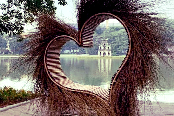 Trái tim dựng ở Hồ Gươm bị phản ứng, nghệ nhân bỏ về