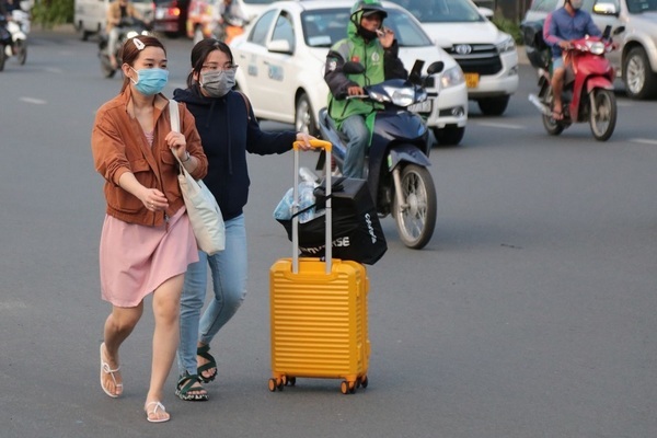 Đề nghị sân bay Tân Sơn Nhất bố trí thêm làn cho taxi đón khách