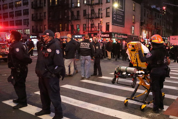 New York náo loạn vì xe hơi lao thẳng vào đám đông biểu tình