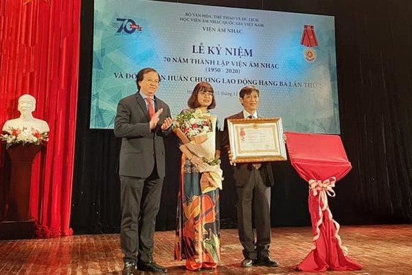 Viện Âm nhạc Việt Nam đón Huân chương lao động hạng 3 ở tuổi 70