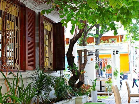 Đi làm về, tôi thấy đồ đạc bị đập tan, hai con sợ hãi lao ra ôm mẹ khóc nức nở