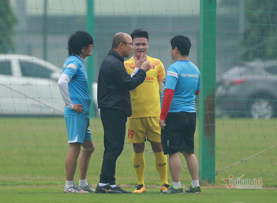 Thầy Park đứng ngồi không yên với Quang Hải