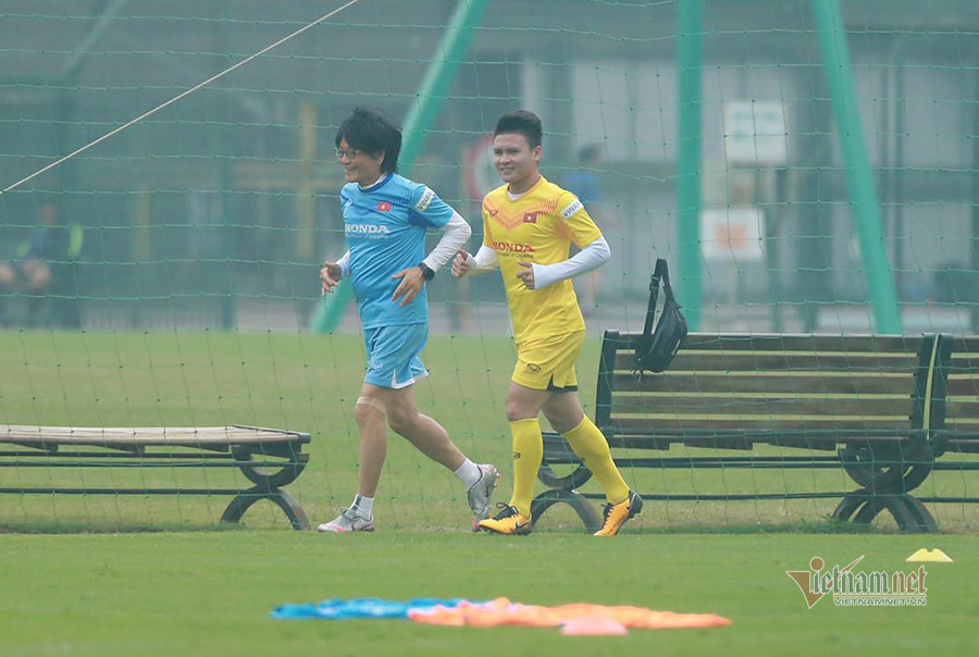 Thầy Park đứng ngồi không yên với Quang Hải