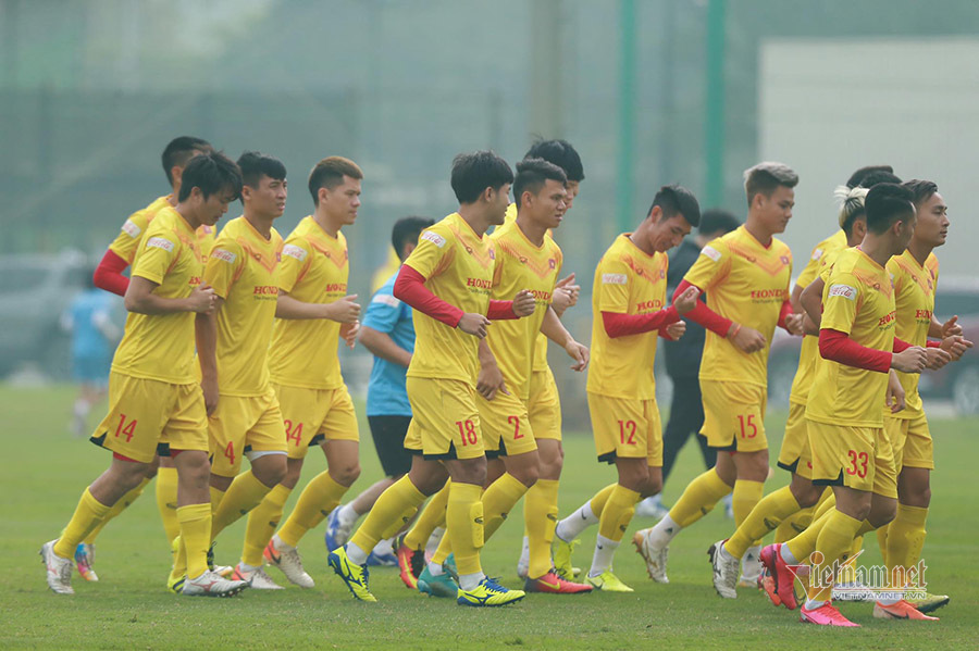 Thầy Park đứng ngồi không yên với Quang Hải