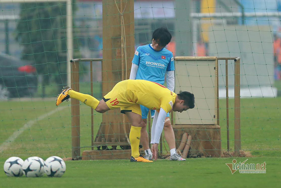 Thầy Park đứng ngồi không yên với Quang Hải